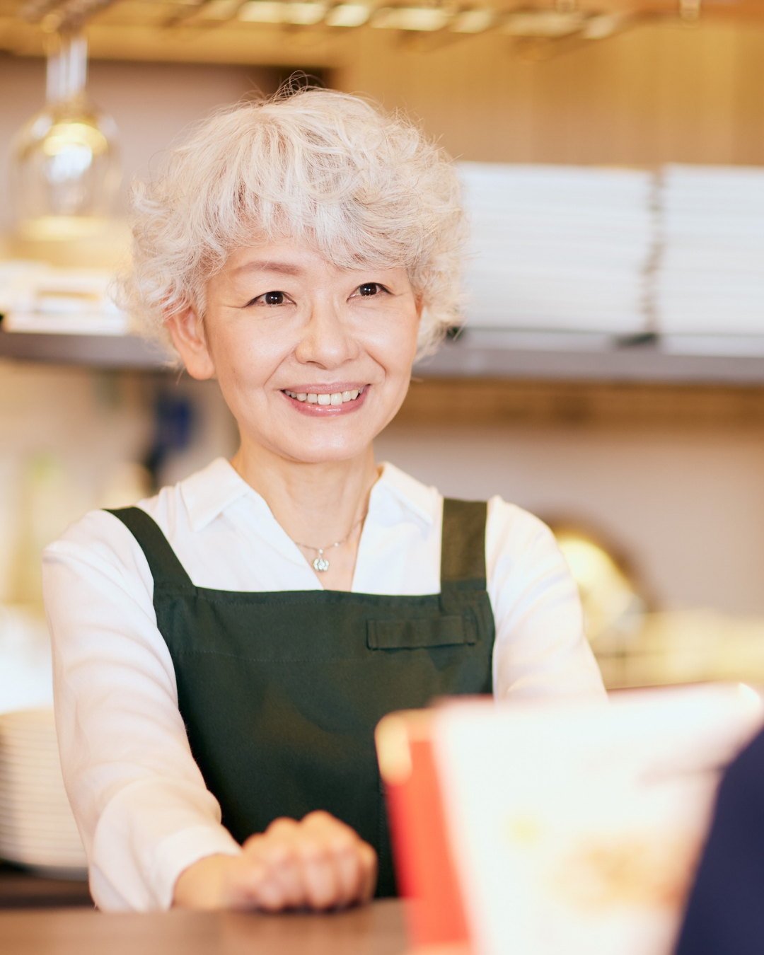 シニア世代の受講生が熱心に研修を受けている様子
